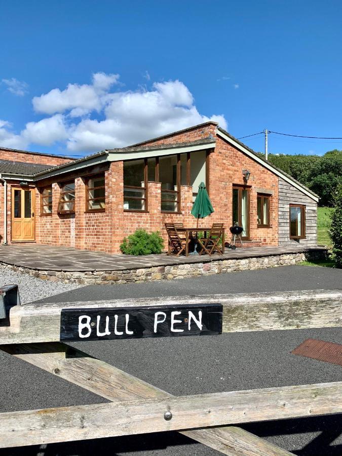 Villa The Old Bull Pen Abergavenny Exterior foto